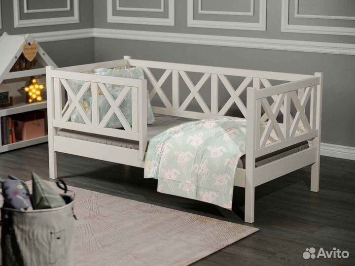 Кроватка из натурального дерева высокий борт детск