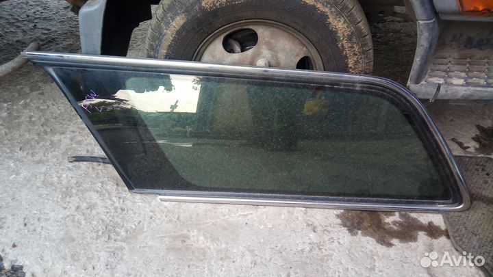 Задняя левое стекло собачника диамант,сигма