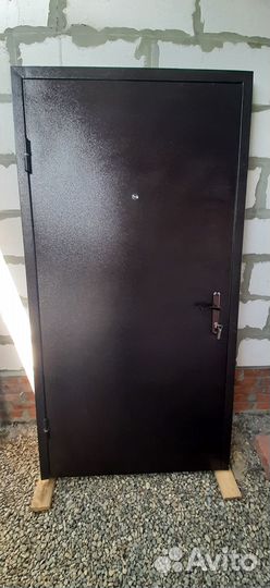 Металлическая дверь.В очень хорошем состоянии