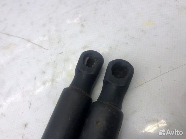 Амортизатор багажника Volkswagen Tiguan 2.0 2010