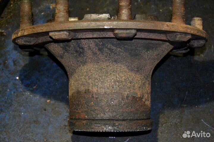Ступица, барабанные тормоза, передний мост, левая