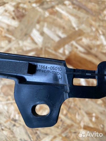 Обшивка рамки двери передней левой Toyota Avensis