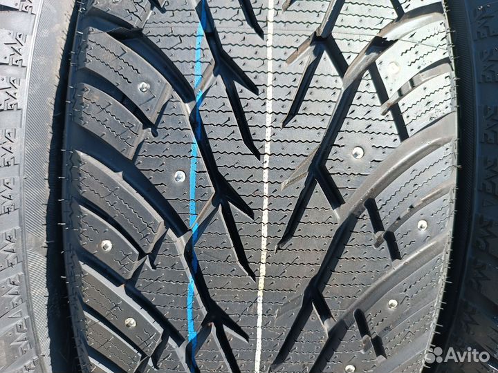 Royal Black Royal Stud 215/55 R17 97V