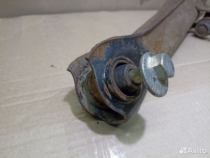 Рычаг задний правый Mitsubishi Carisma седан