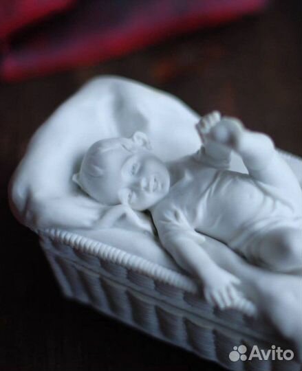 Антикварая старинная Фарфоровая шкатулка с фигурко