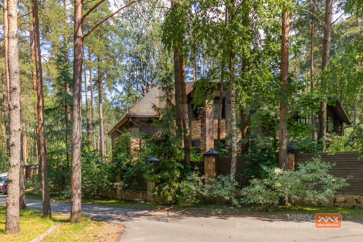 Коттедж 433,8 м² на участке 12,1 сот.