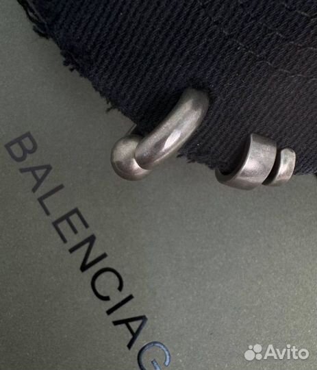 Кепка balenciaga с пирсингом