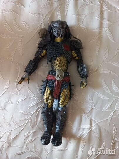 Фигурка хищник с аксесуаром наплечная пушка