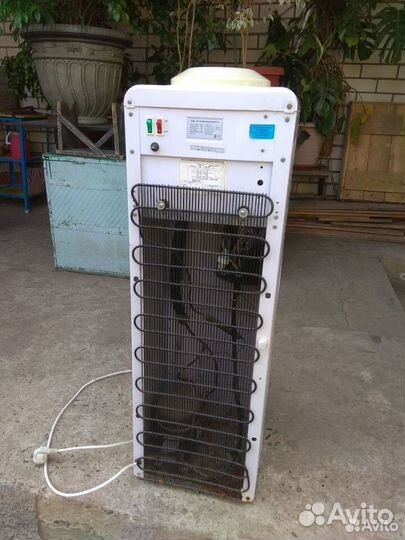 Напольный кулер для воды