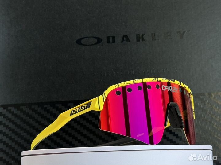 Солнцезащитные очки Oakley Sutro Lite Sweep TDF