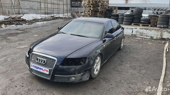 Кронштейн передней балки левый Audi A6 (С6) 4F0505