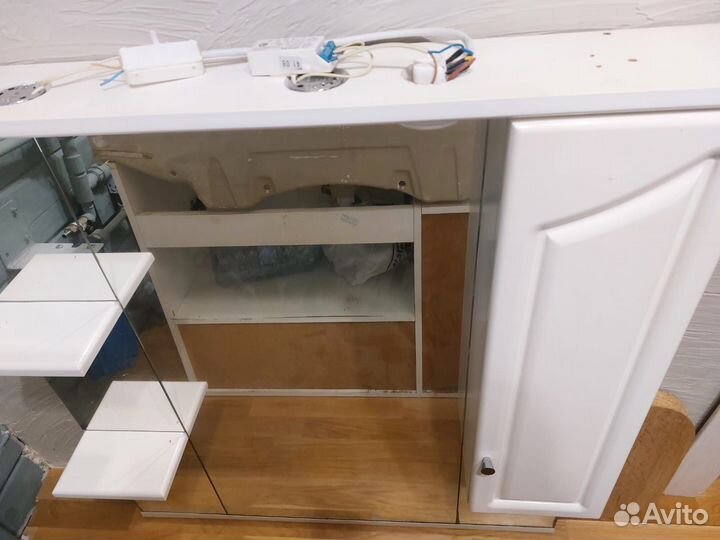 Тумба для ванной с раковиной и зеркалом