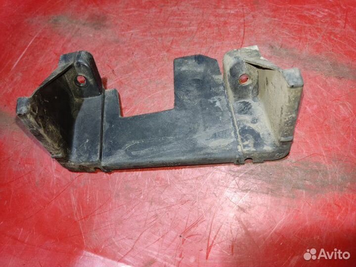 Упор фонаря правый Audi 100 седан 2.5 AAT 1991