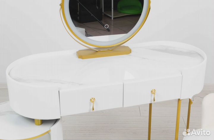 Туалетный столик. Столик с зеркалом и подсветкой