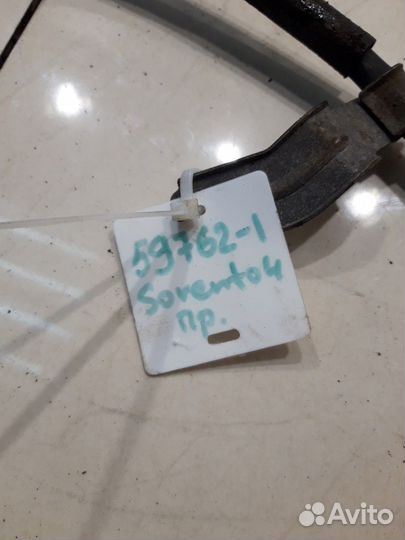 Трос стояночного тормоза (правый) (Kia Sorento IV)