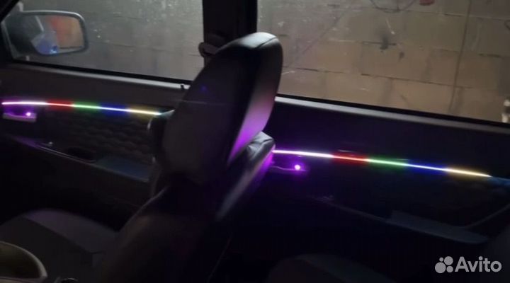 Неоновая лента на двери, звездное небо, перетяжка