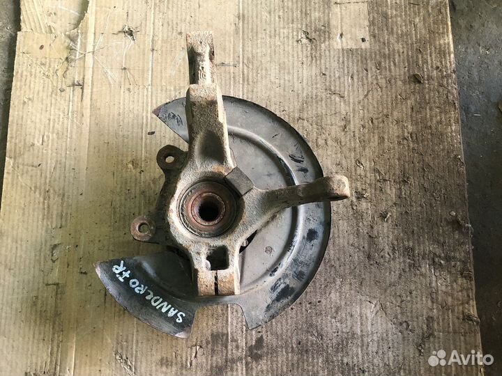Renault sandero кулак поворотный