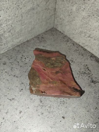 Камень родонит