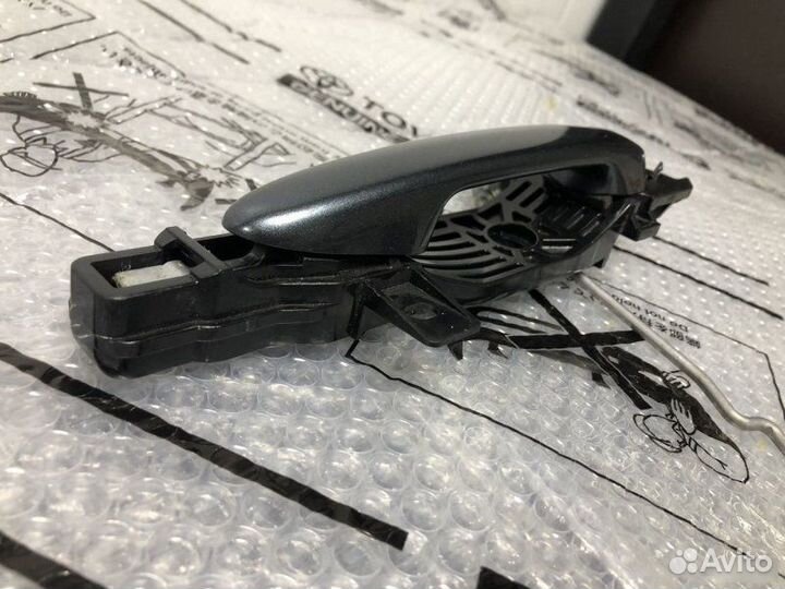 Ручка двери с кронштейном правая Mazda 3 BL