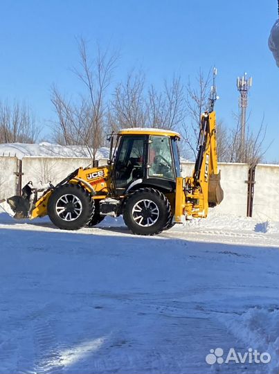 Уборка снега трактором
