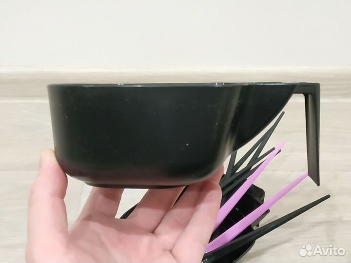 Кисти и миска для окрашивания