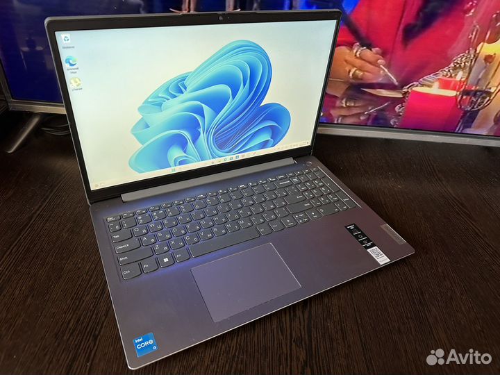 Ноутбук мощный Lenovo 2023г/i3/8GB/SSD