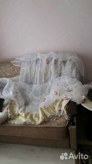 Тюль-органза с нашитыми выпуклыми розочками