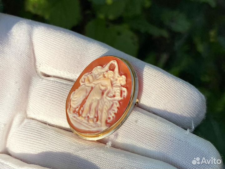 Золотая брошь -кулон 585 Италия три грации