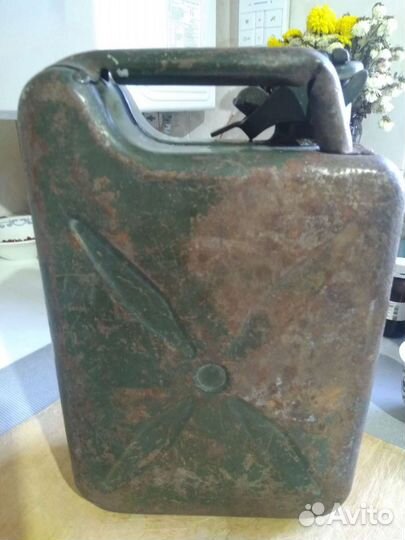 Канистра металлическая 5-литровая аж 1952-ого года