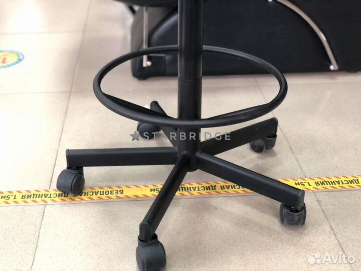 Стул мастера с опорой для ног