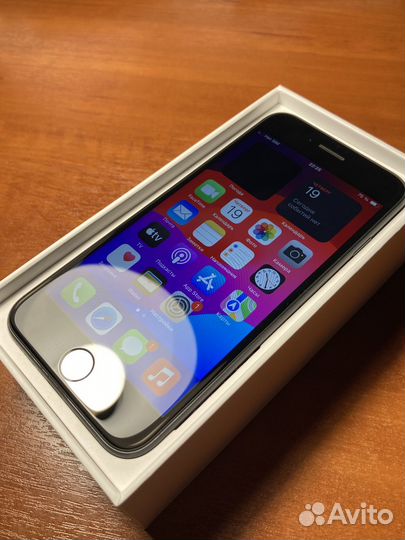 iPhone SE, 64 ГБ
