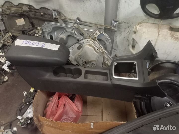 Подлокотник, тоннель на Ford Focus 2