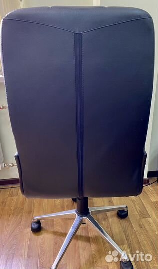 Офисное кожаное кресло руководителя