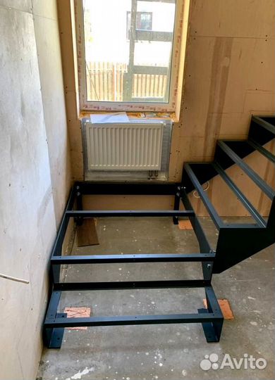 Лестница на металлокаркасе открытого типа