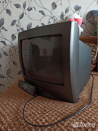 Телевизор и кронштейн