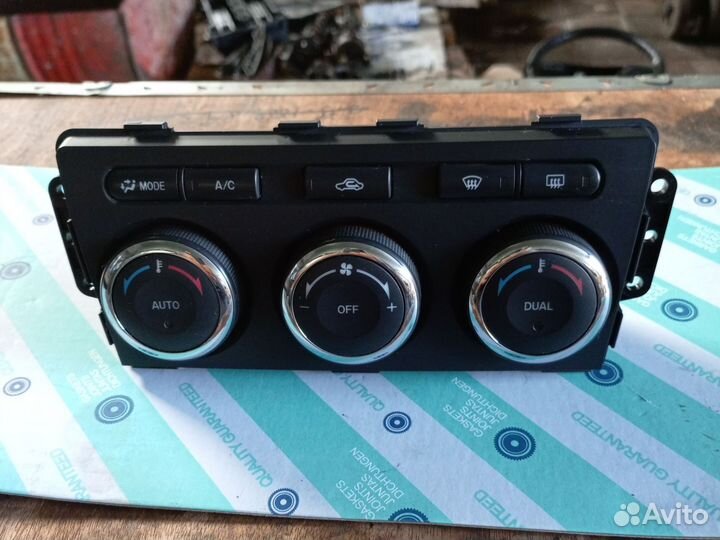 Блок управления климатом печкой mazda 6. 2010г