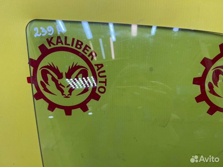 Стекло двери переднее правое Jeep Grand Cherokee 3