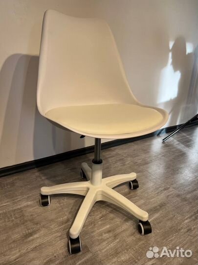 Стул белый на колесиках