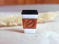 Брошь Стакан кофе деревянная, глянцевое покрытие