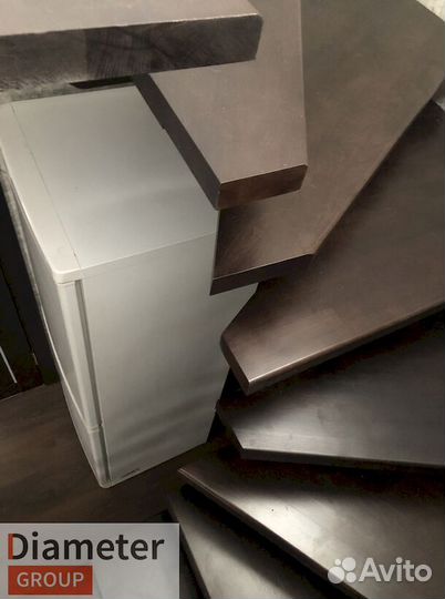 Лестница межэтажная на косоурах