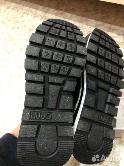 Кроссовки женские