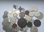 Коллекция серебряных монет и крестиков