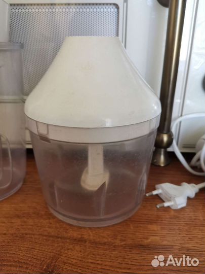 Блендер погружной Vitek в рабочем состоянии