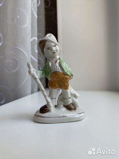 Фарфоровая статуэтка Мальчик с палкой