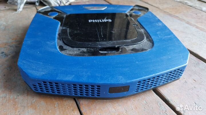Робот пылесос philips /катает котов