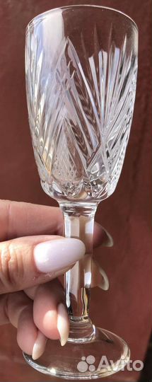 Изящные хрустальные фужеры