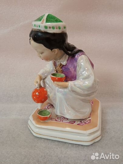 Статуэтка маленькая хозяйка.Узбечка с чайником.дз