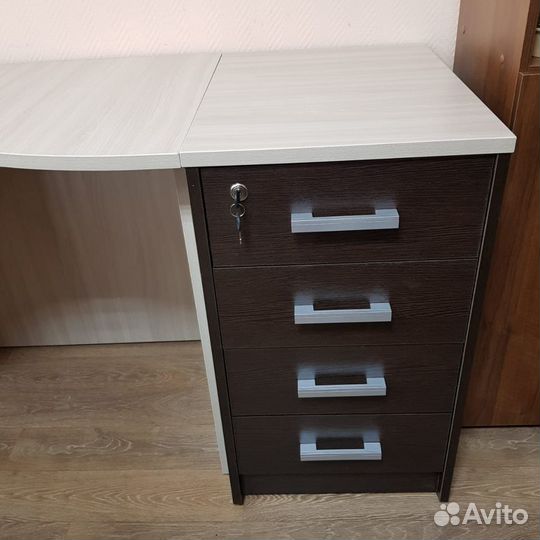 Офисная мебель. Угловой письменный стол. Тумба