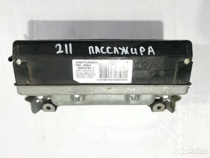 Подушка безопасности в торпедо Mercedes-Benz
