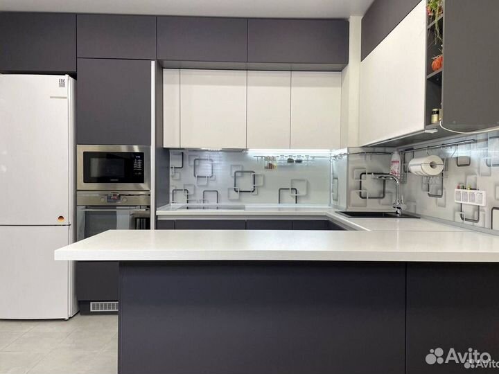 Угловой кухонный гарнитур современный